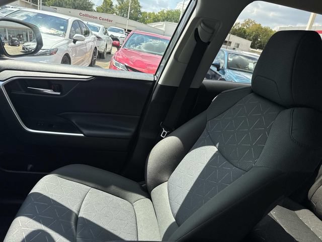 Used 2022 Toyota RAV4 XLE AWD/4WD image 21