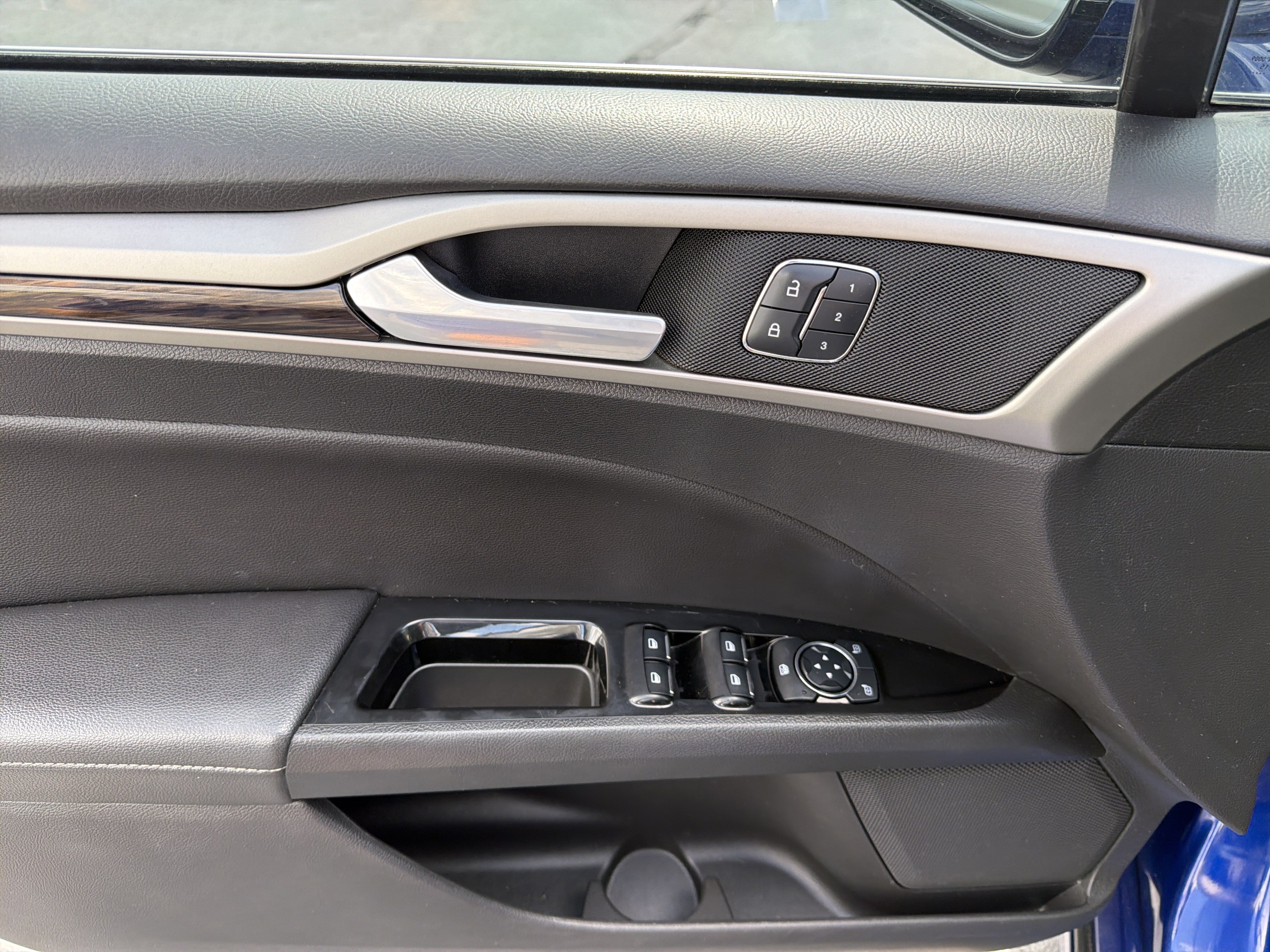 Used 2016 Ford Fusion SE w/ Equipment Group 202A FWD image 18