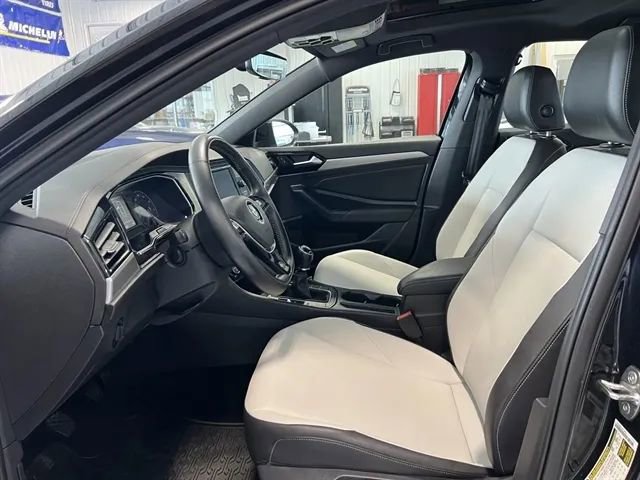 Used 2020 Volkswagen Jetta R-Line w/ R-Line Cold Weather Package FWD image 11