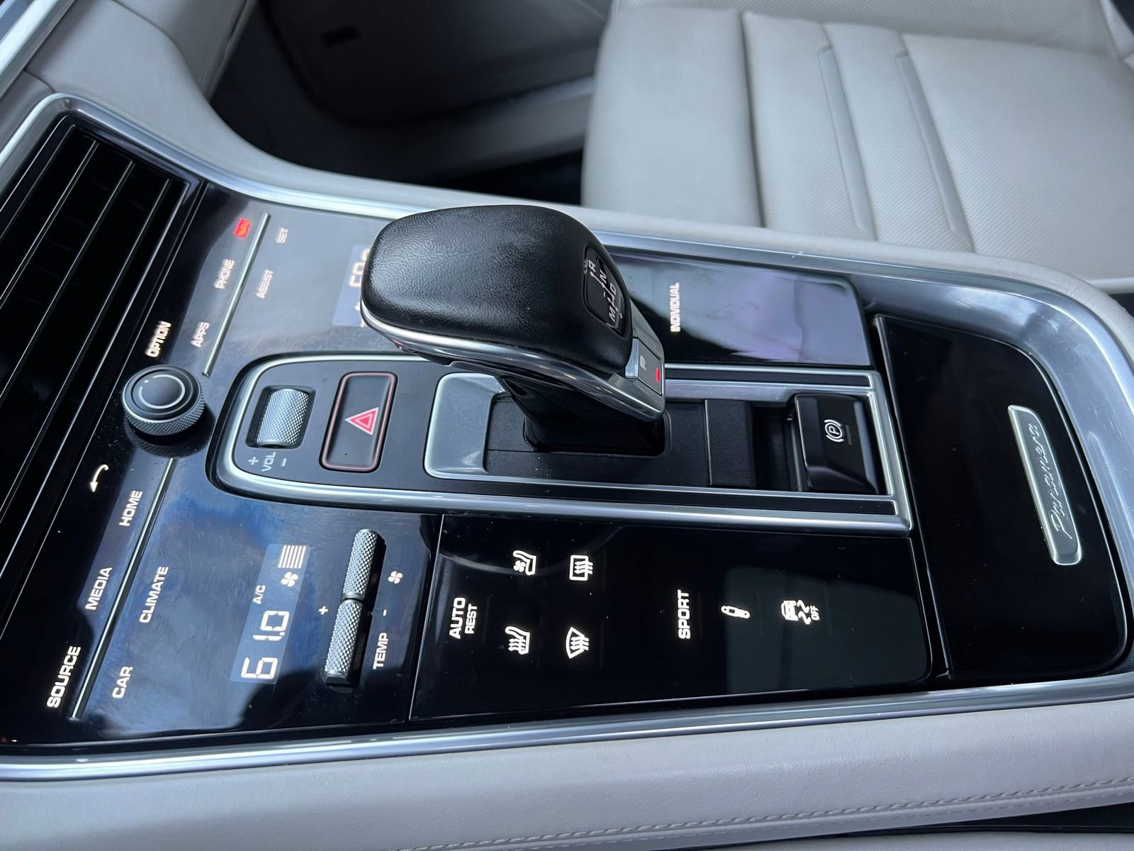 Used 2019 Porsche Panamera 4S image 38