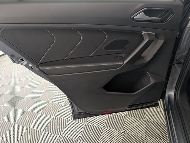 Used 2024 Volkswagen Tiguan SE image 30