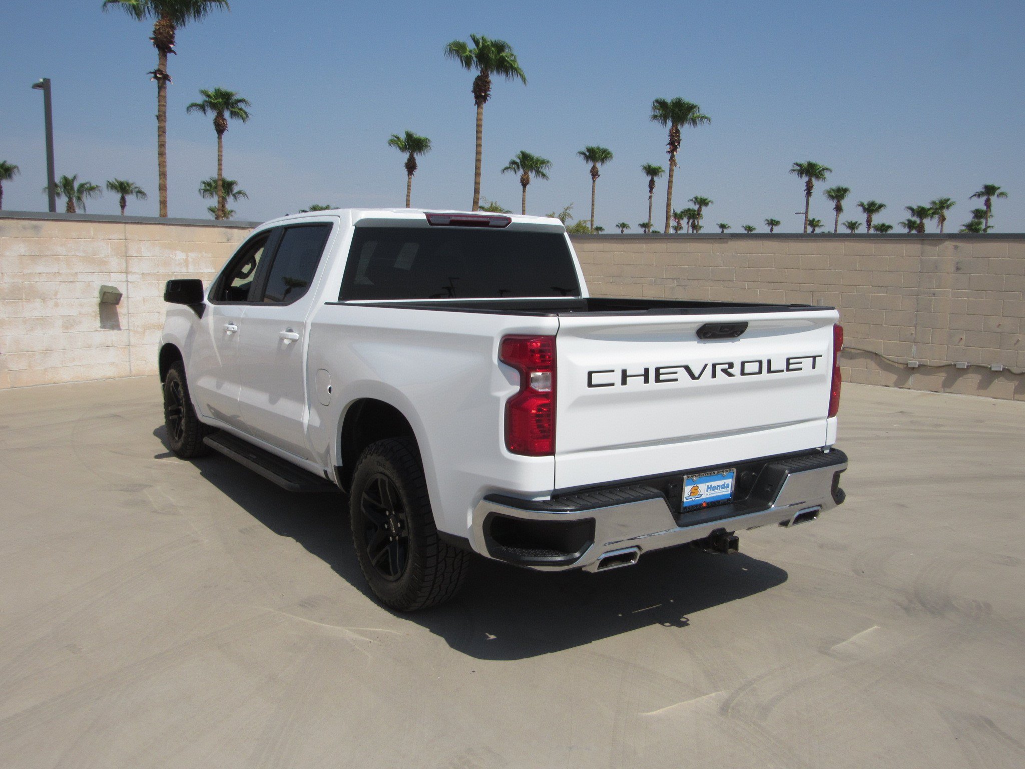 Used 2022 Chevrolet Silverado 1500 LT w/ Z71 Off-Road Package AWD/4WD image 6