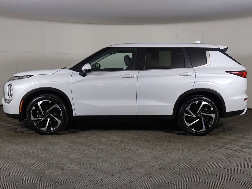 Used 2024 Mitsubishi Outlander SE Black Edition image 18