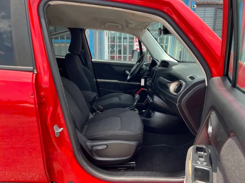 Used 2015 Jeep Renegade Latitude FWD image 12