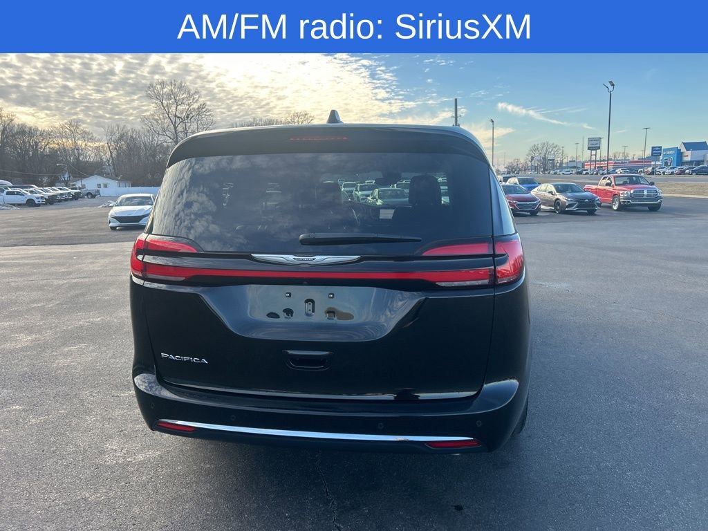 Used 2024 Chrysler Pacifica Touring-L image 5