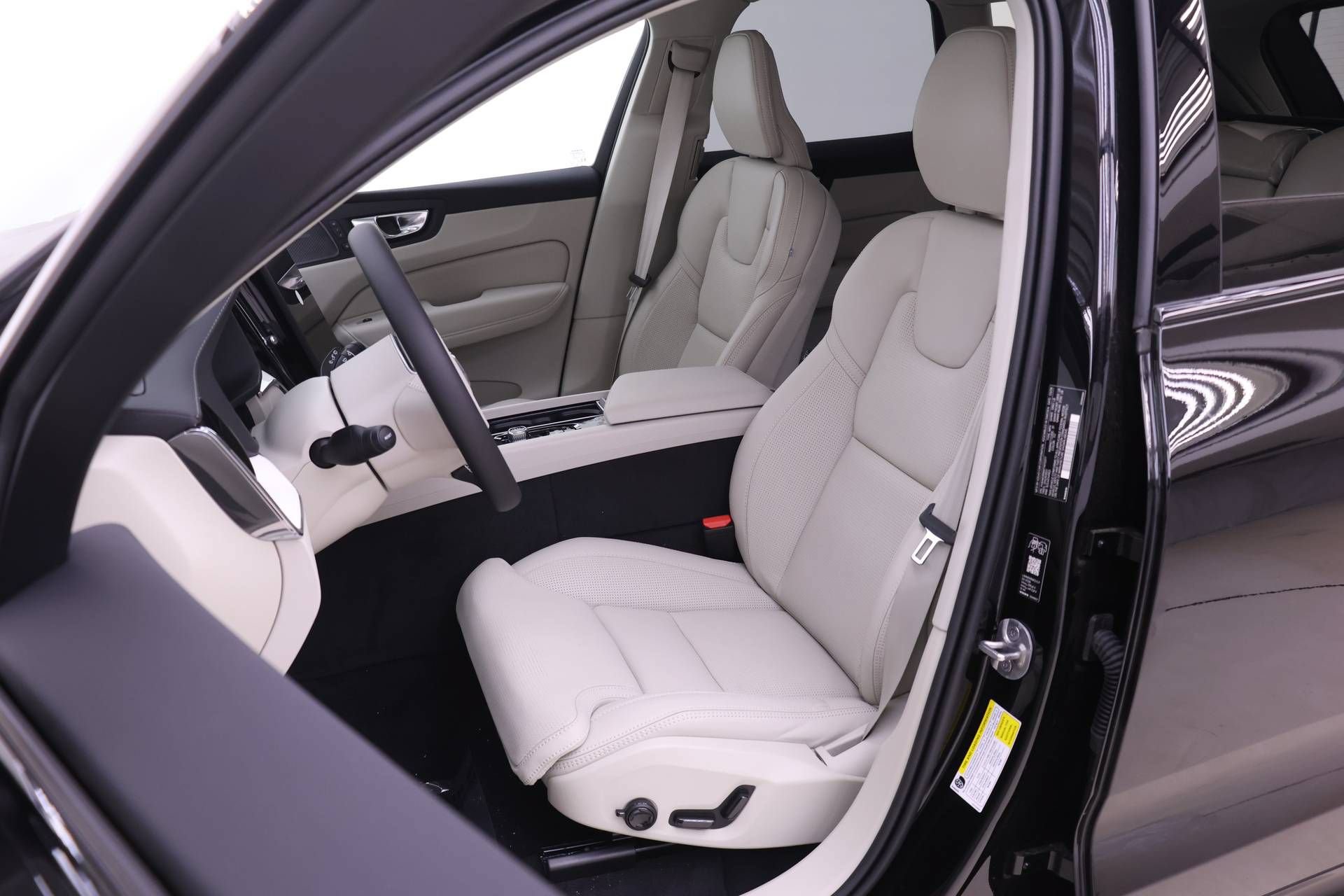 New 2026 Volvo XC60 T8 Ultra w/ Protection Package Premier AWD/4WD image 7