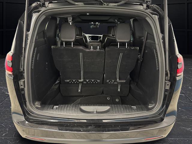Certified 2025 Chrysler Pacifica Limited image 9