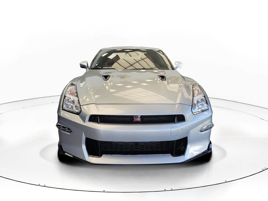 Used 2024 Nissan GT-R Premium w/ Premium Interior Package image 2