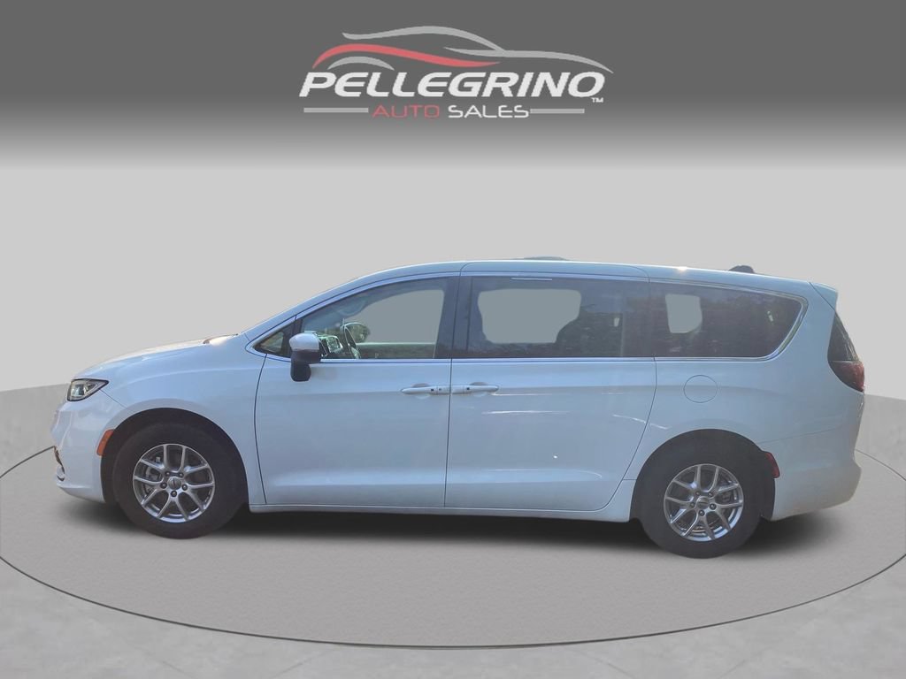 Used 2023 Chrysler Pacifica Touring-L FWD image 3