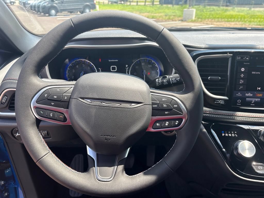 New 2027 Chrysler Pacifica Select FWD image 16