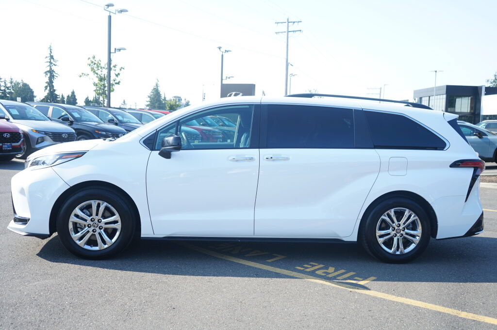 Used 2022 Toyota Sienna XSE w/ XSE Plus Package AWD/4WD image 8