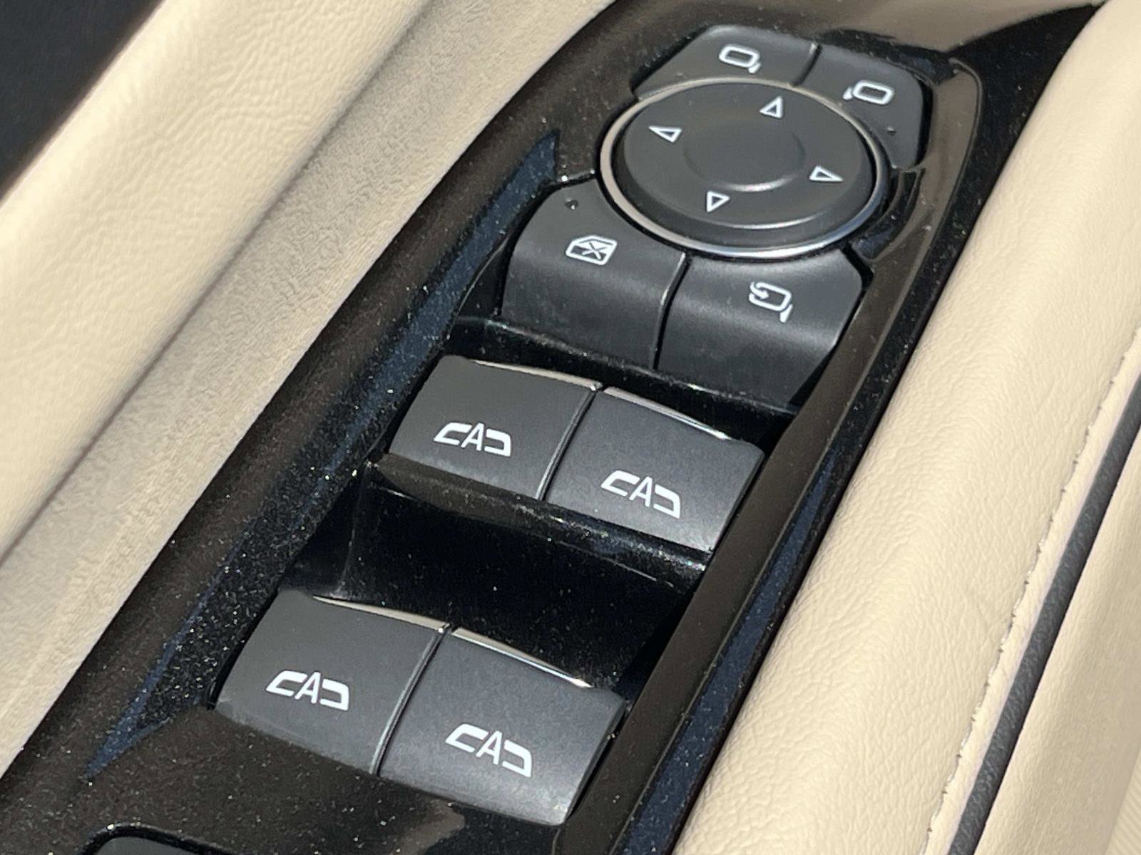 Used 2021 Cadillac Escalade Premium Luxury AWD/4WD image 24