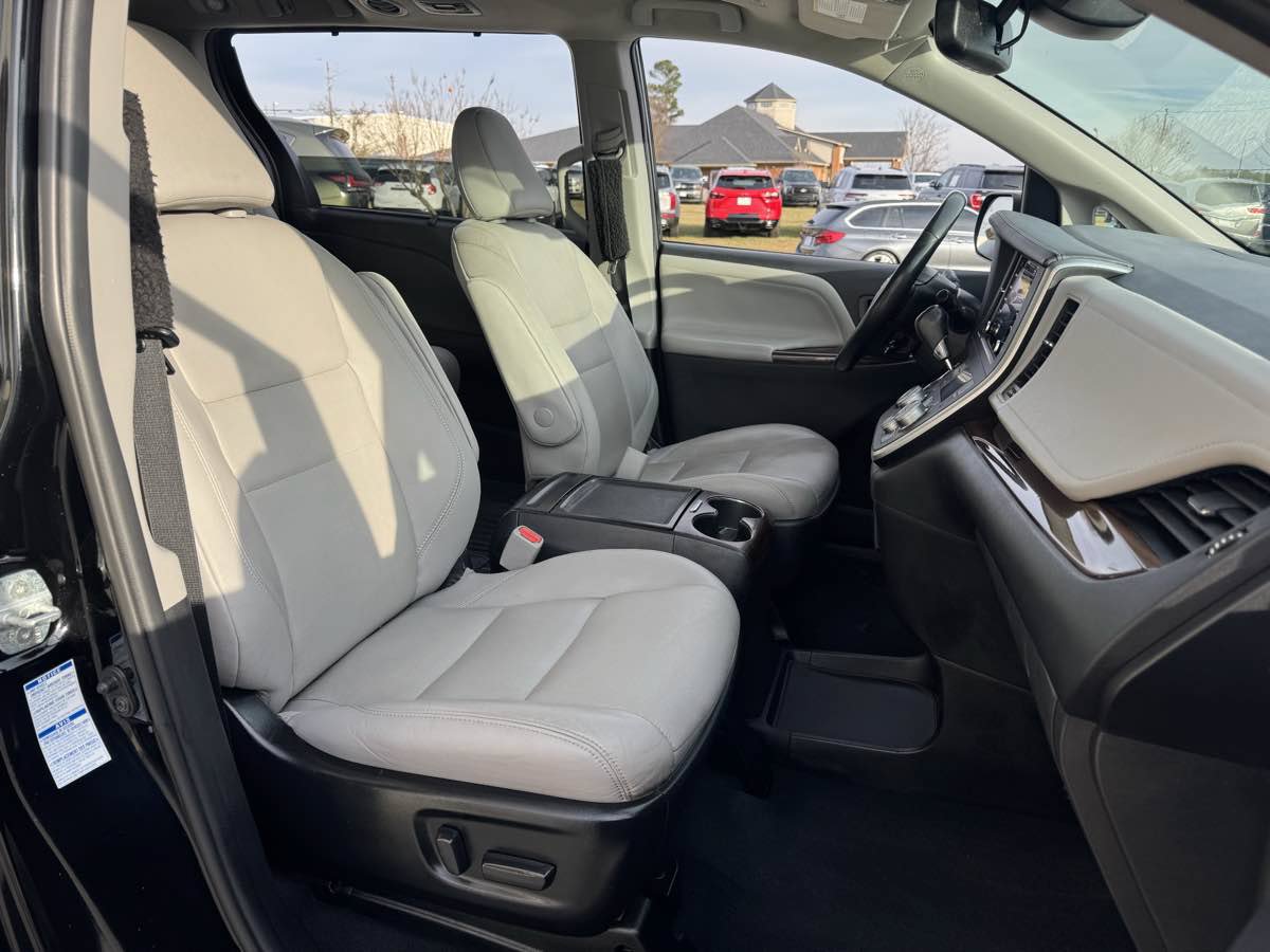 Used 2020 Toyota Sienna Limited Premium w/ Carpet Mat Package AWD/4WD image 12