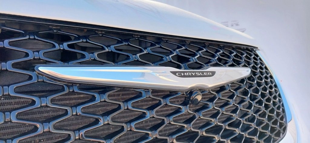 Used 2021 Chrysler Pacifica Touring-L image 2