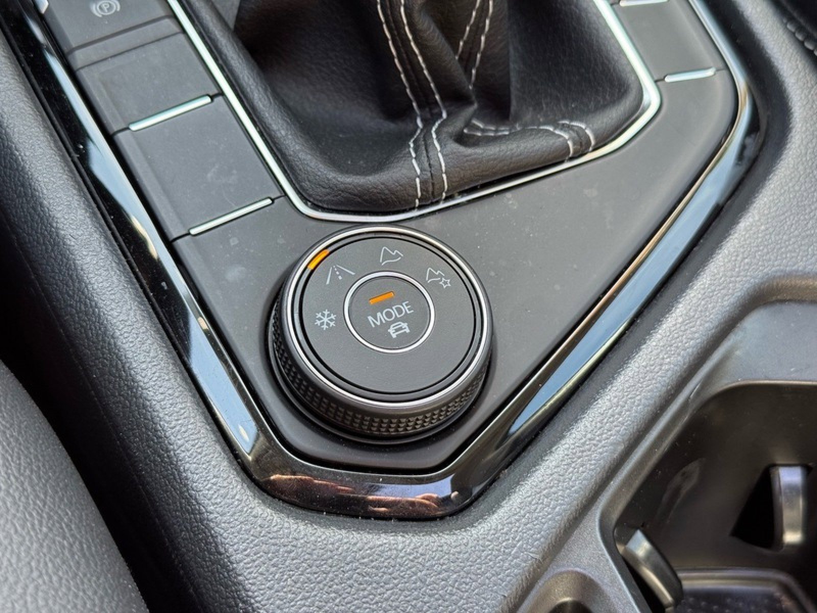 Used 2022 Volkswagen Taos SEL w/ Panoramic Sunroof Package image 34