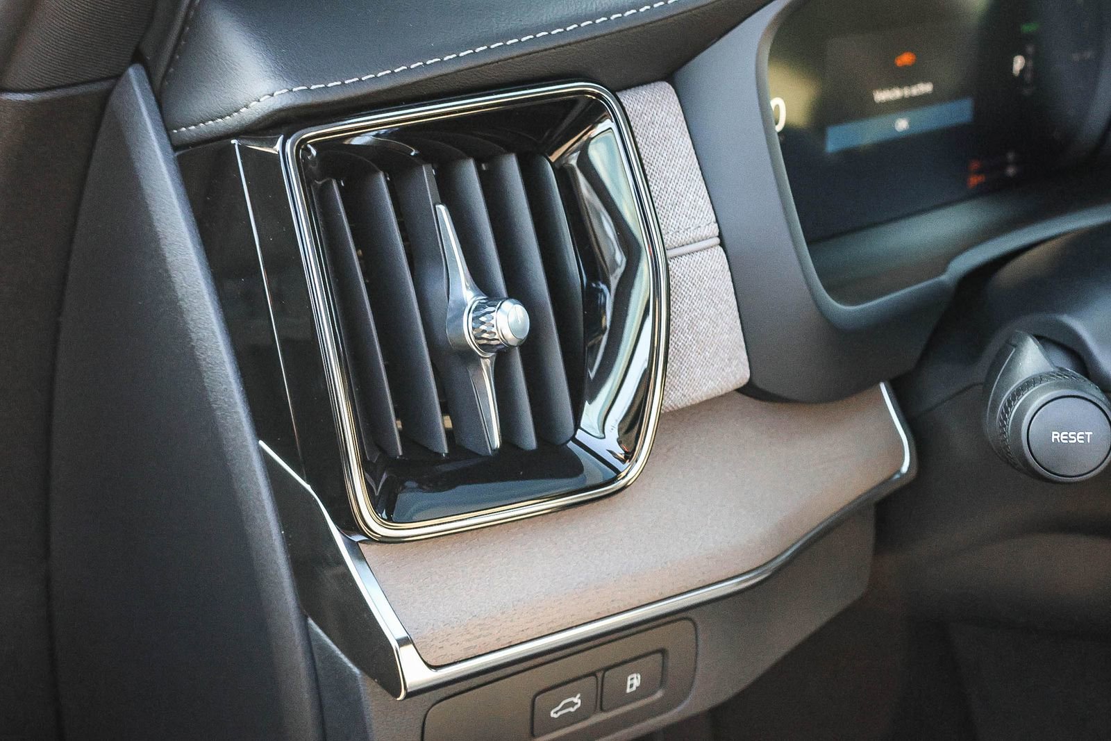 New 2026 Volvo XC90 T8 Plus w/ Protection Package Premier image 32