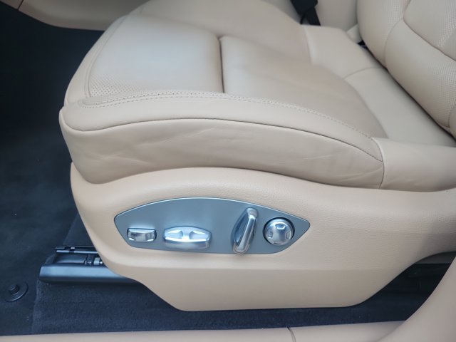 Certified 2025 Porsche Macan AWD/4WD image 26