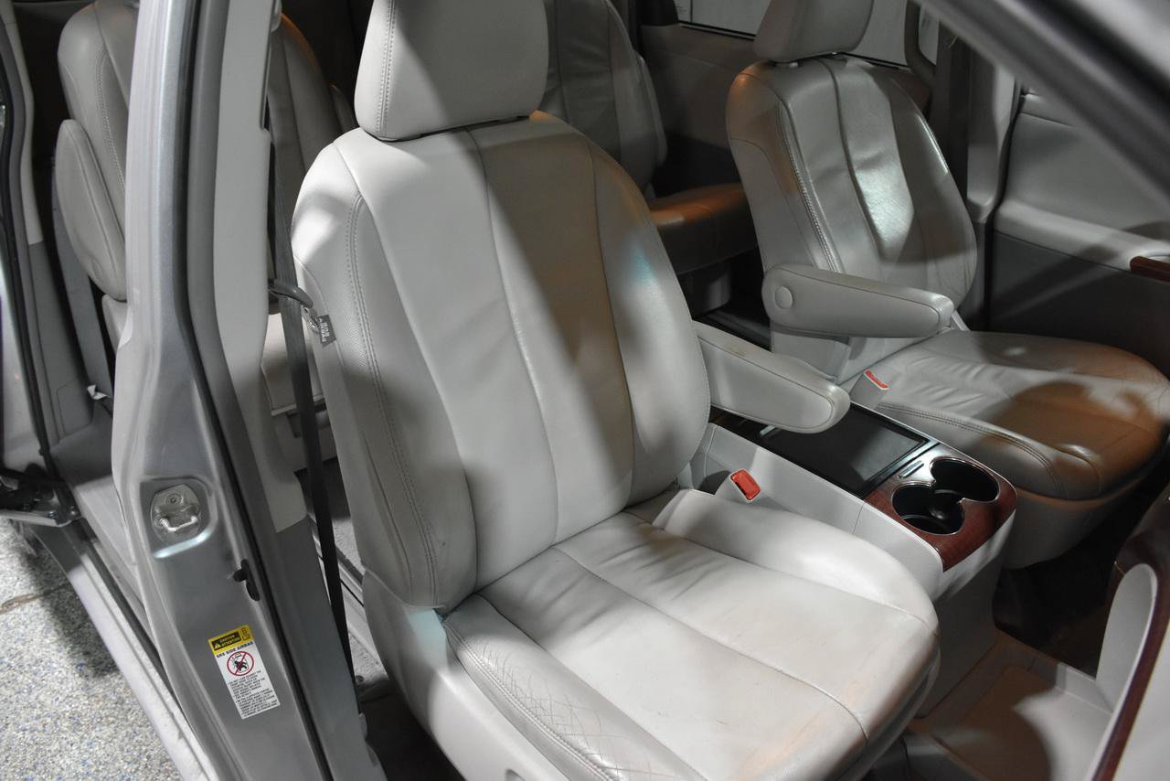 Used 2012 Toyota Sienna XLE FWD image 19