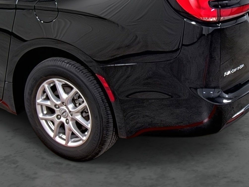 Used 2024 Chrysler Pacifica Touring-L image 9