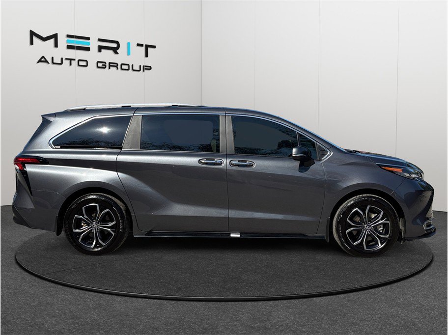 Used 2025 Toyota Sienna Platinum AWD/4WD image 10