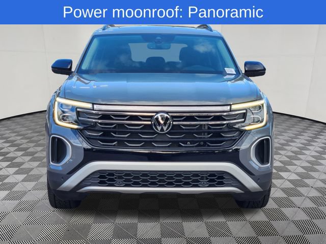 Used 2025 Volkswagen Atlas Peak Edition SE AWD/4WD image 2
