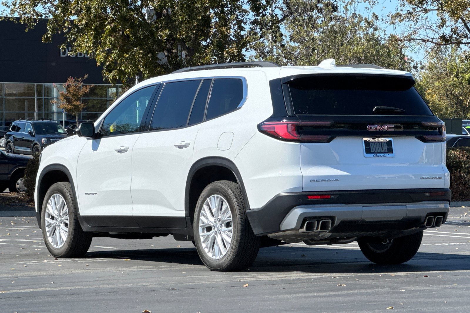 Used 2026 GMC Acadia Elevation w/ Elevation Premium Package FWD image 6