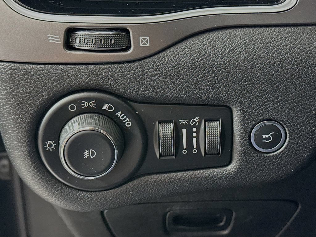 Used 2019 Jeep Cherokee Limited AWD/4WD image 8