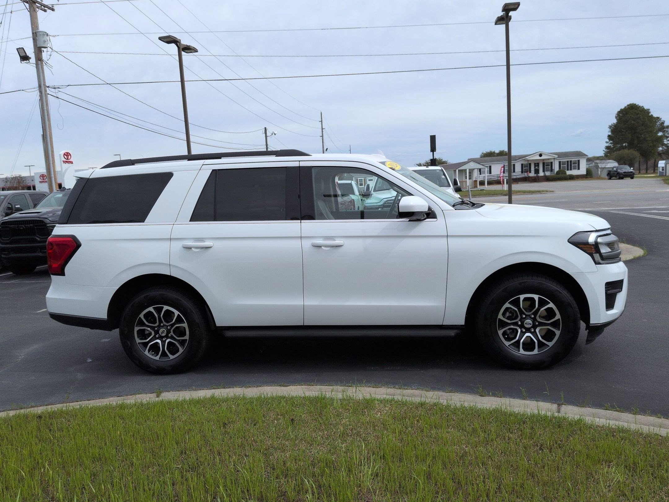Used 2024 Ford Expedition XLT image 4