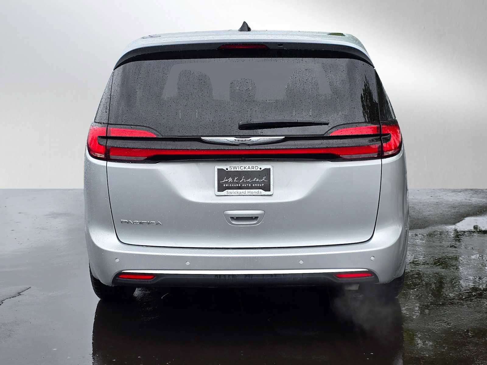 Used 2024 Chrysler Pacifica Touring-L FWD image 4