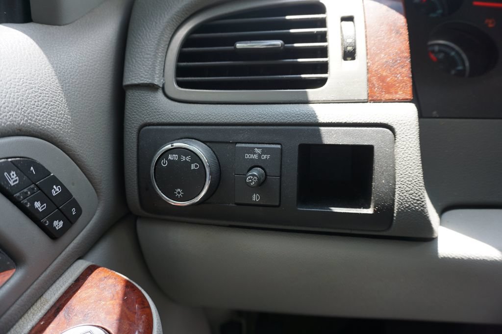 Used 2010 Chevrolet Avalanche LTZ RWD image 4
