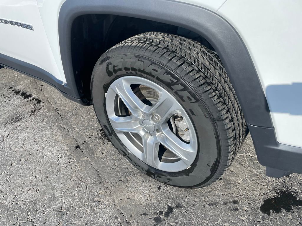 Used 2024 Jeep Compass Latitude image 3