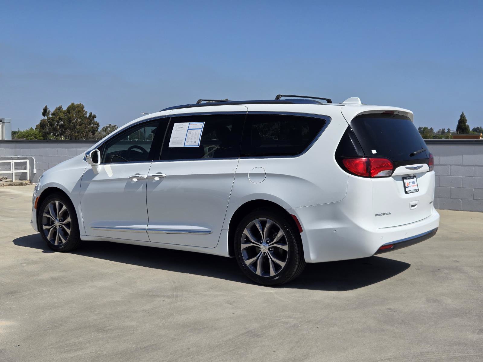 Used 2018 Chrysler Pacifica Limited w/ Tire & Wheel Group FWD image 6