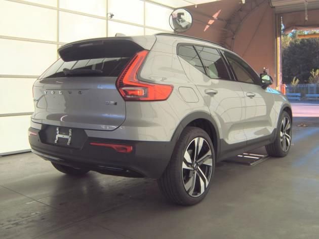 Used 2025 Volvo XC40 B5 Plus image 2