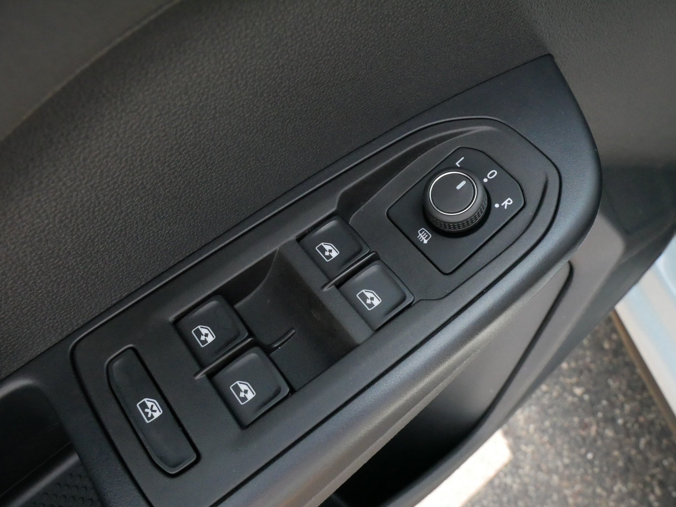 Certified 2025 Volkswagen Taos SE AWD/4WD image 19