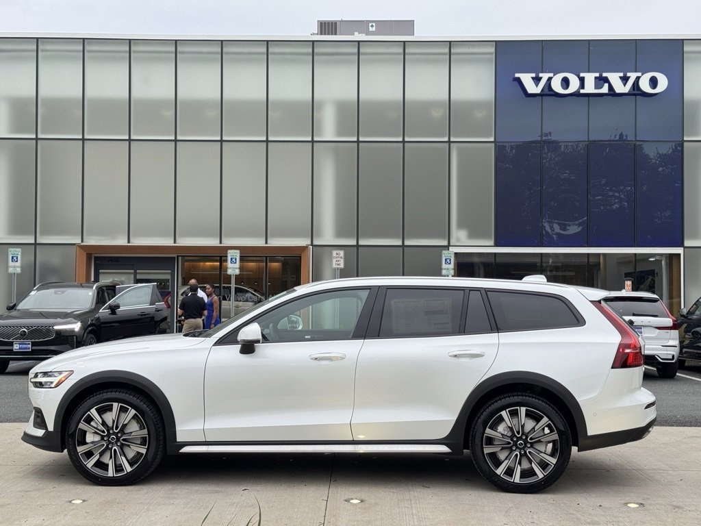 New 2026 Volvo V60 B5 Cross Country Ultra w/ Climate Package image 10