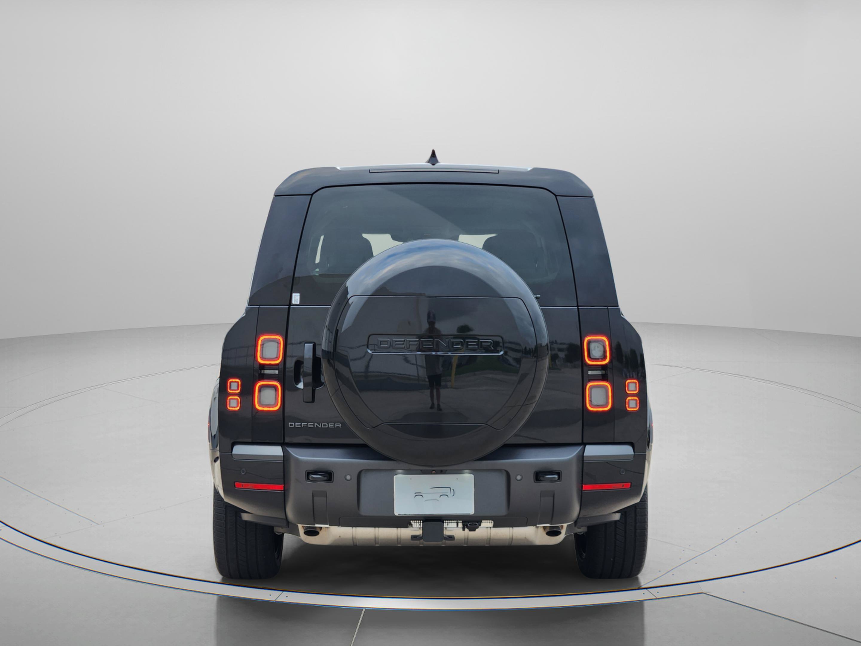 New 2026 Land Rover Defender 130 X-Dynamic SE AWD/4WD image 4