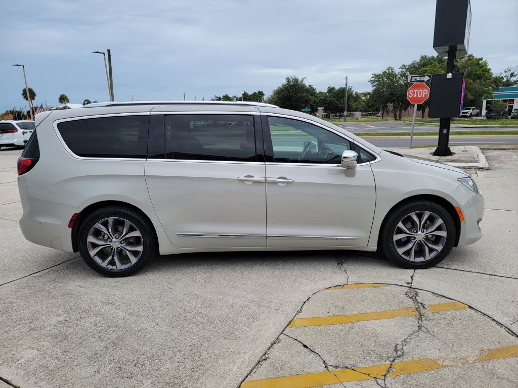 Used 2020 Chrysler Pacifica Limited FWD image 6