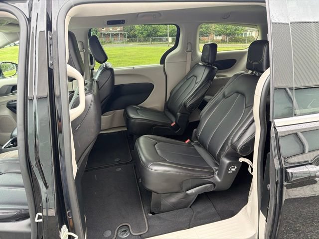Used 2024 Chrysler Pacifica Touring-L FWD image 14