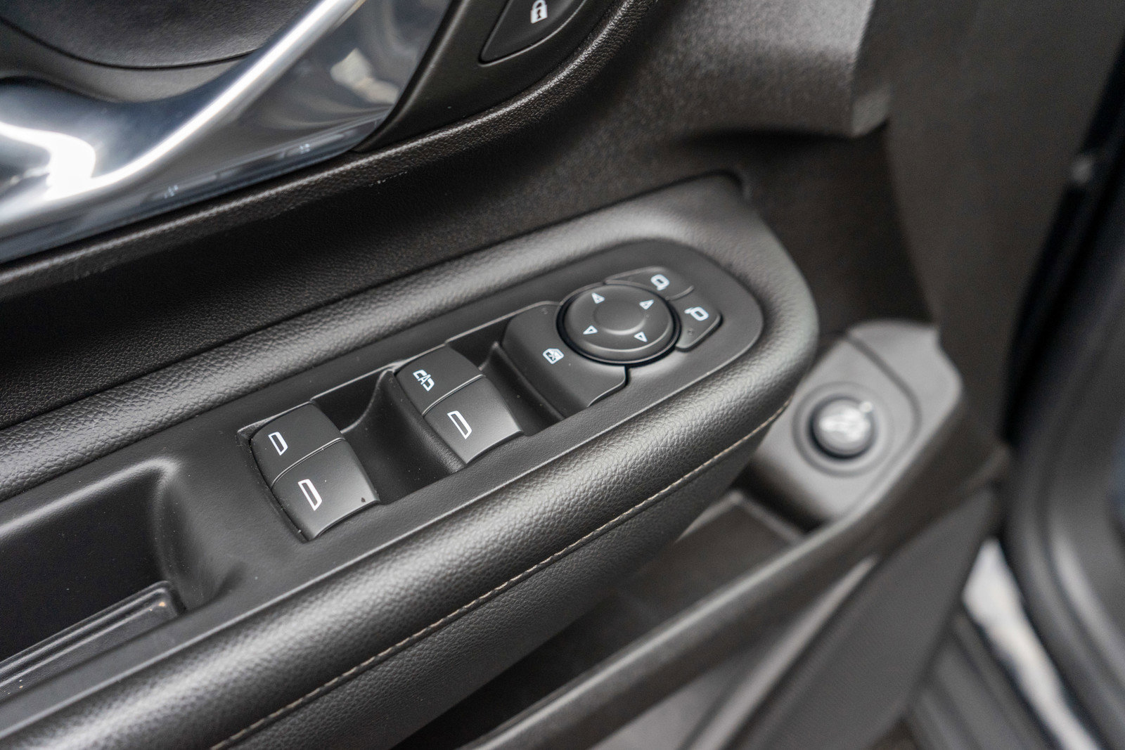 Used 2024 GMC Terrain SLT image 15