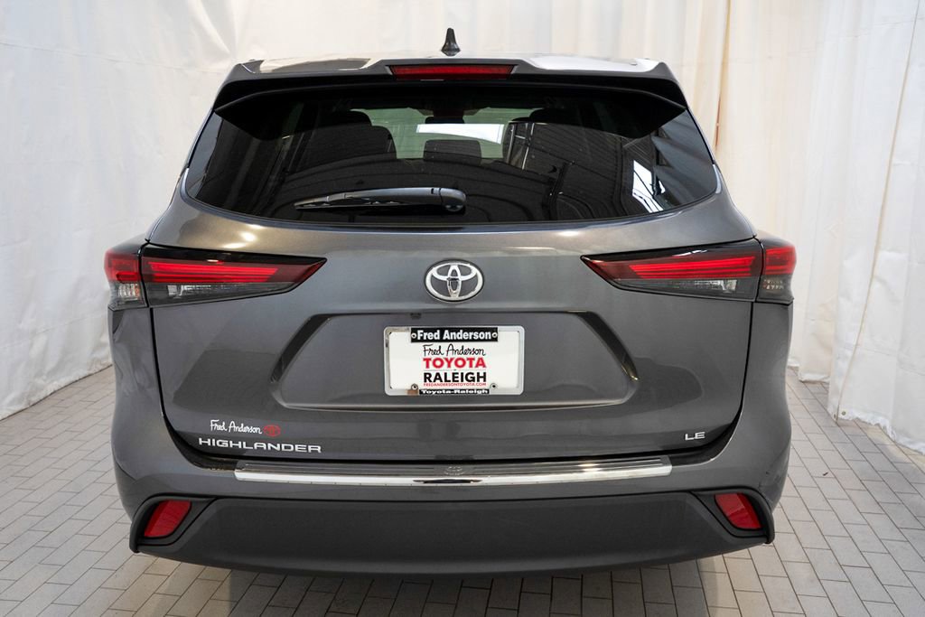 Used 2024 Toyota Highlander LE FWD image 4