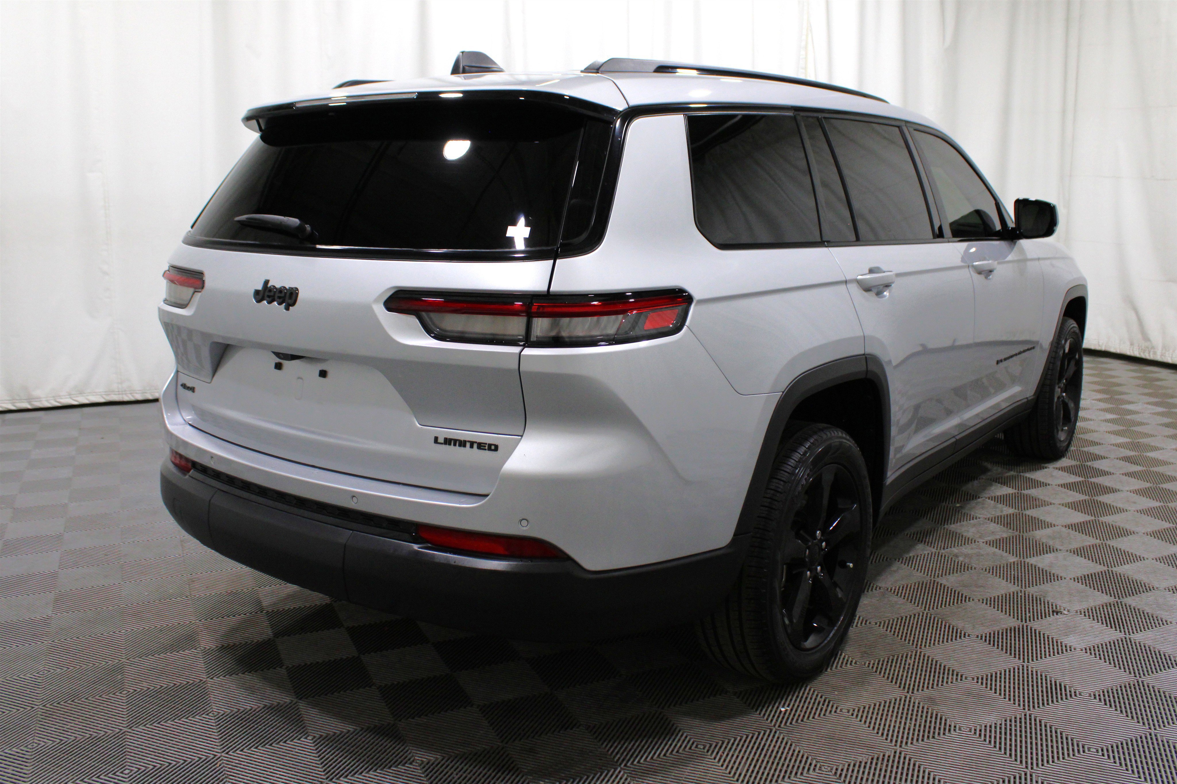 Used 2024 Jeep Grand Cherokee L Limited w/ Black Appearance Package image 34