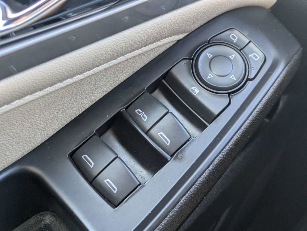 Used 2022 Chevrolet Traverse LT FWD image 26