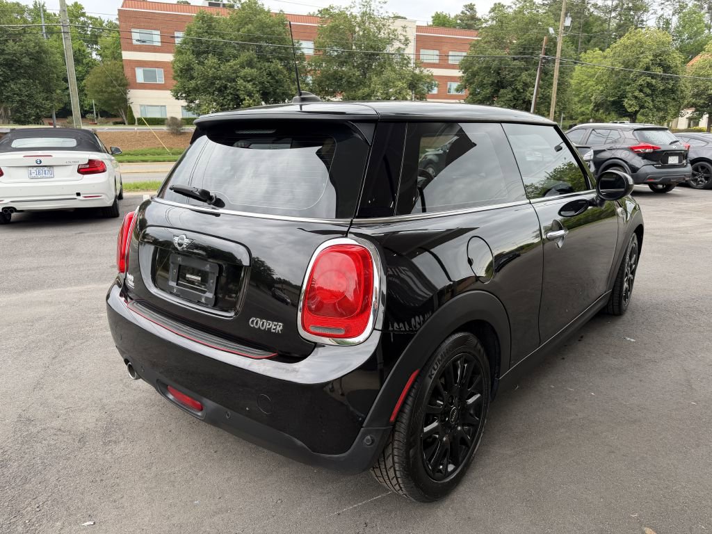 Used 2018 MINI Cooper 2-Door Hardtop w/ Signature Line Package FWD image 5