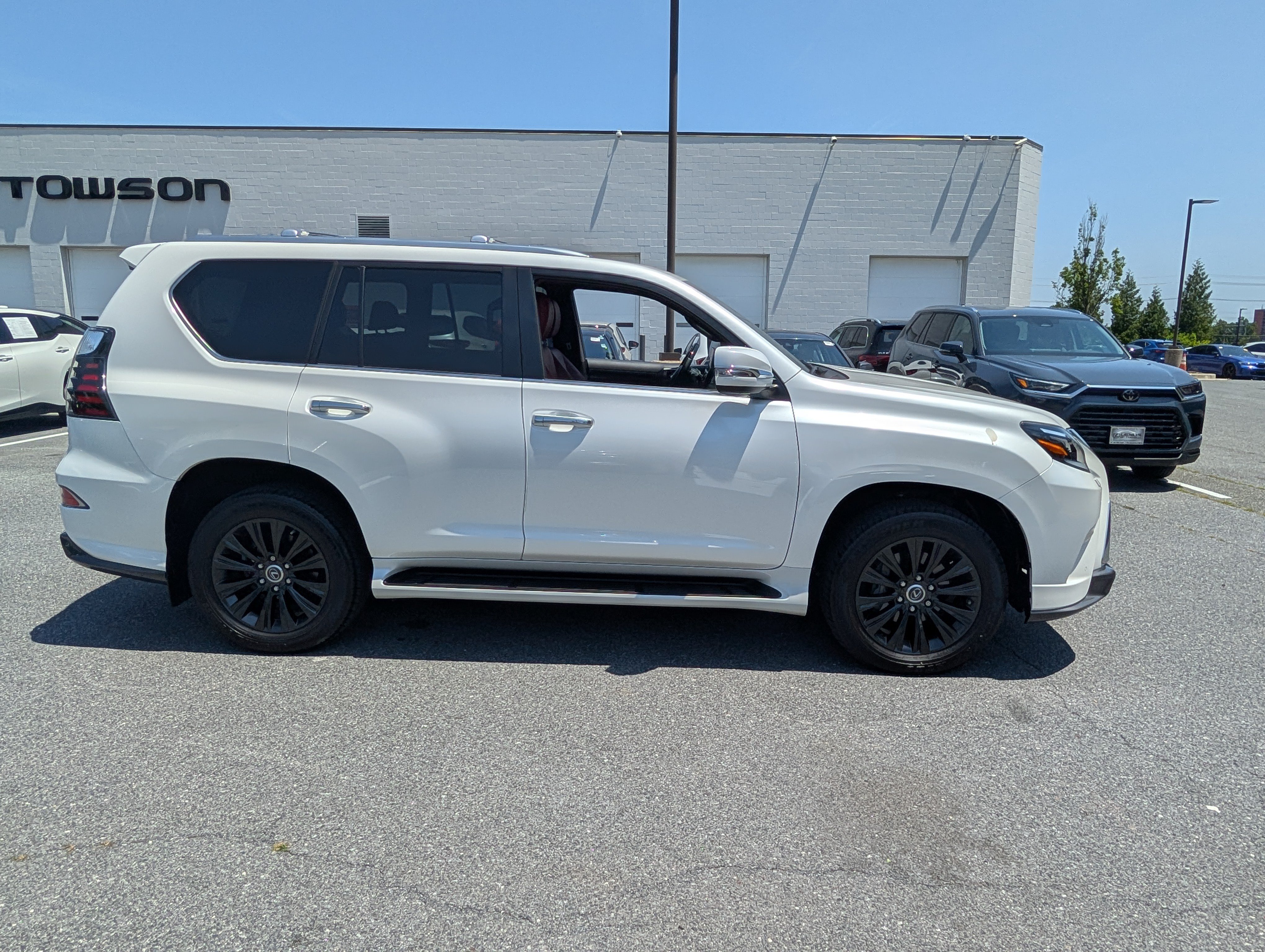Certified 2023 Lexus GX 460 Luxury w/ Sport Design Package AWD/4WD image 2