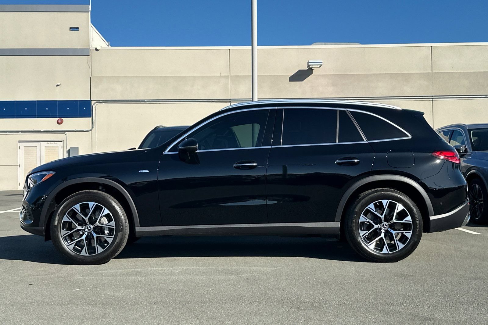 Used 2025 Mercedes-Benz GLC 350e 4MATIC w/ Driver Assistance Package image 7