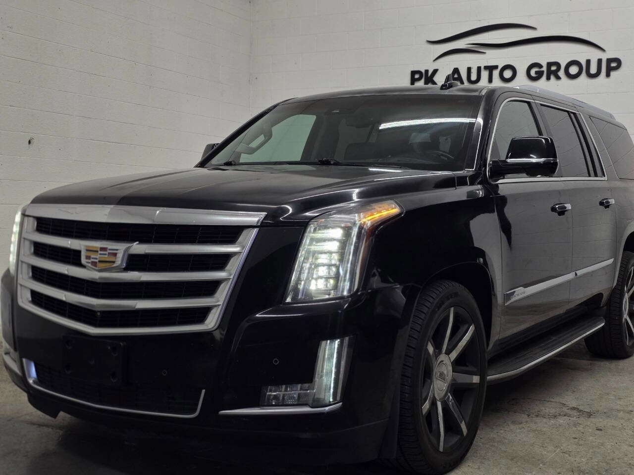 Used 2016 Cadillac Escalade ESV Luxury image 2