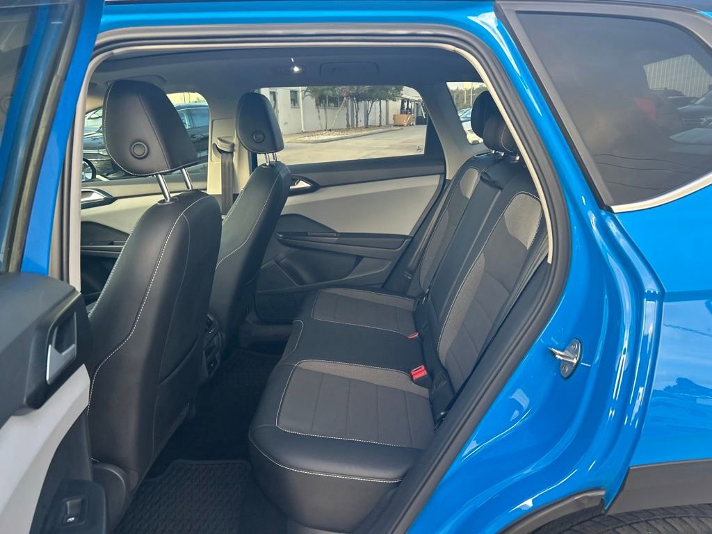 Used 2023 Volkswagen Taos SE w/ Panoramic Sunroof Package image 38