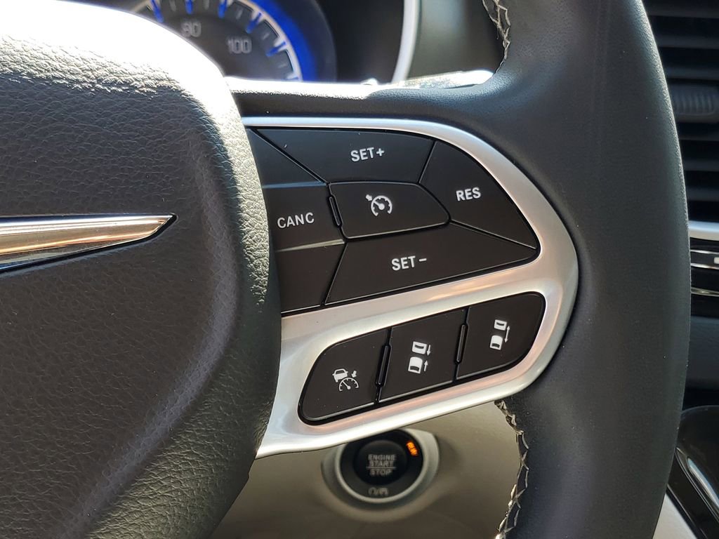 Used 2023 Chrysler Pacifica Touring-L FWD image 21