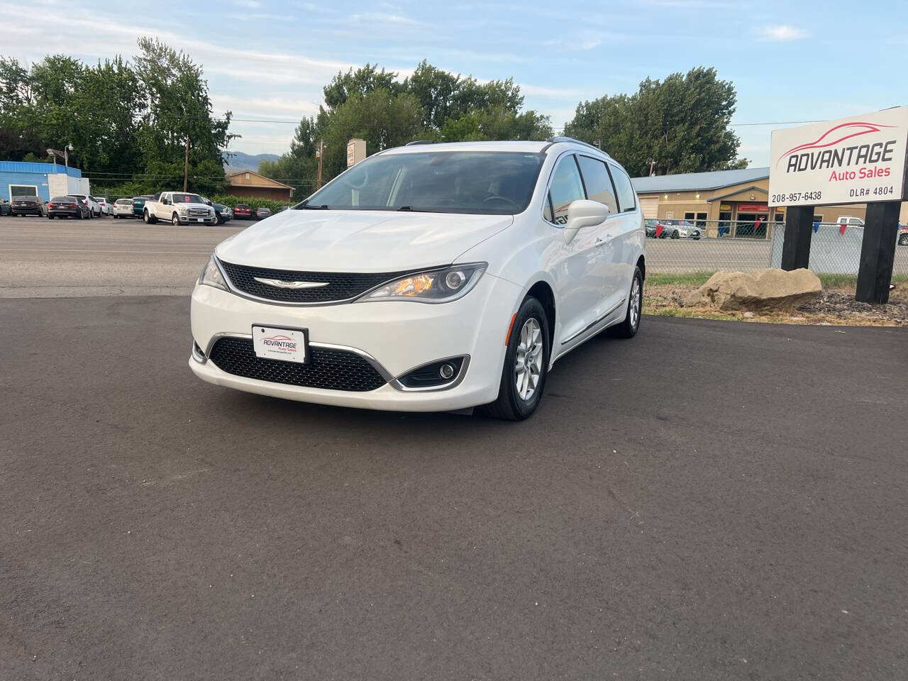 Used 2020 Chrysler Pacifica Touring-L image 3