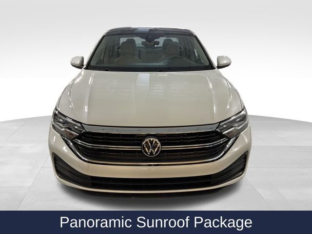 Used 2024 Volkswagen Jetta SE w/ Panoramic Sunroof Package image 2